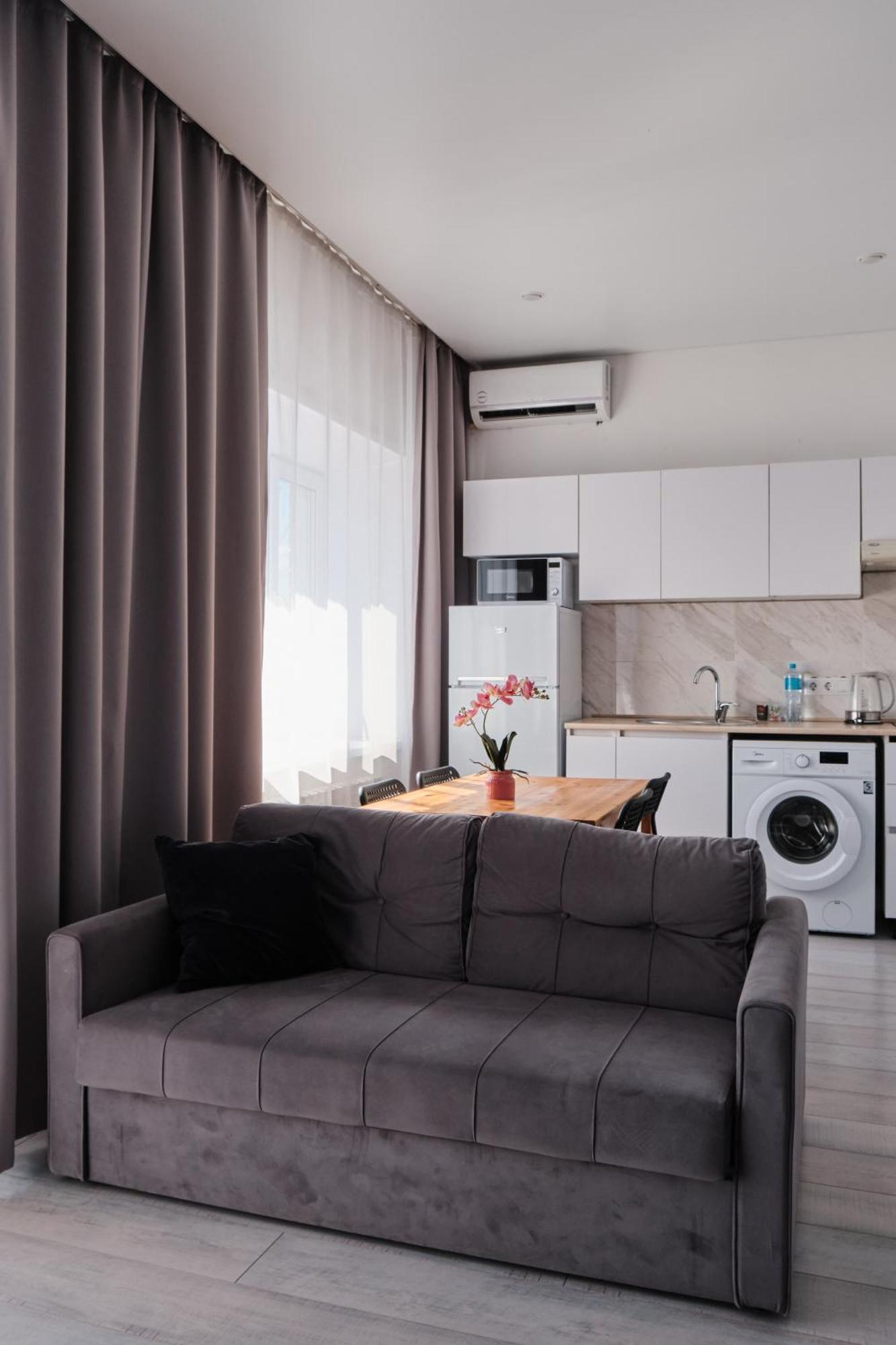 Seven City Apartments Semej Esterno foto